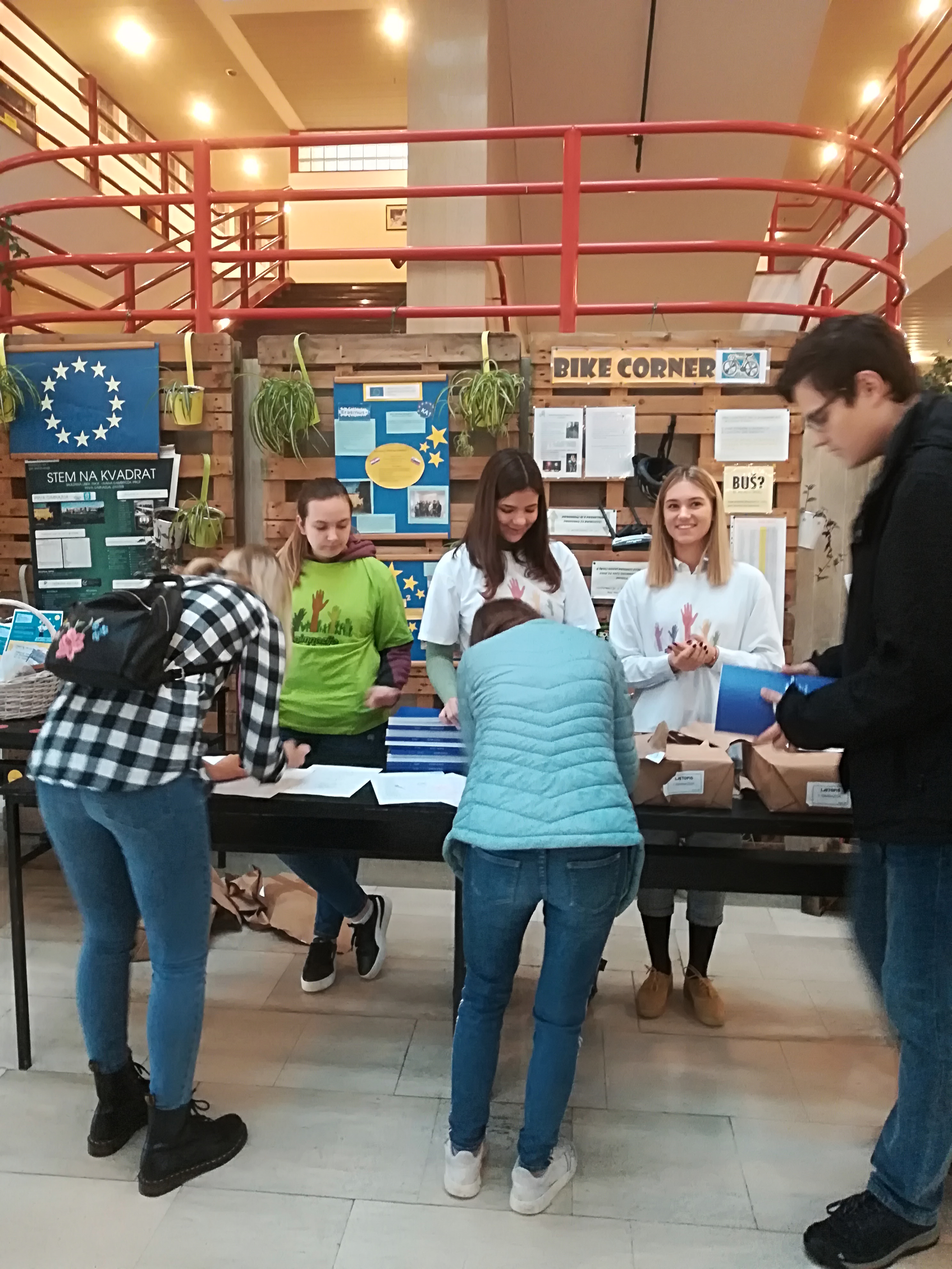 VOLONTERKE PRVE NA DANU ŠKOLE