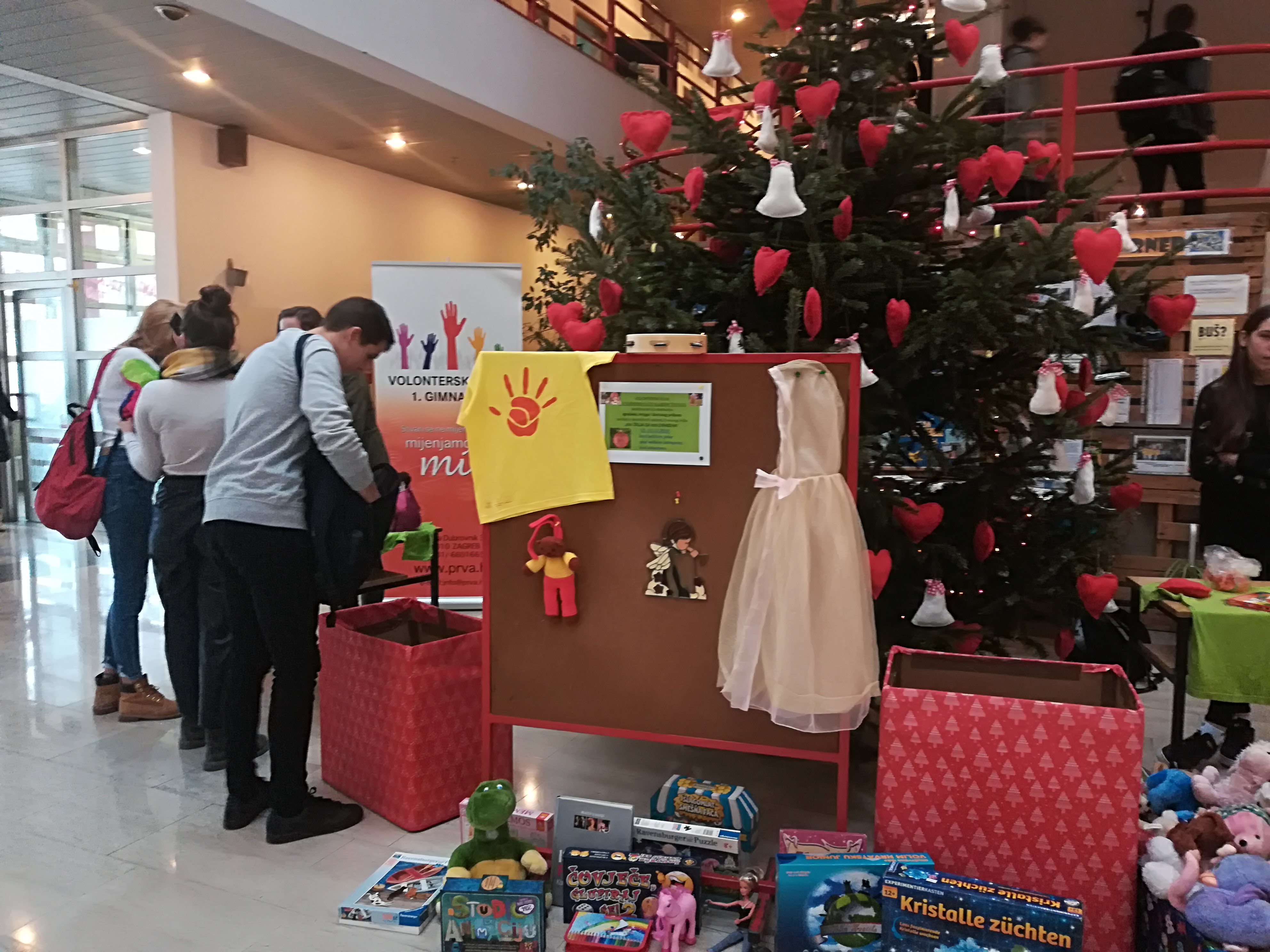 VOLONTERSKI KLUB S LEO KLUBOM U BOŽIĆNOJ AKCIJI “100 ŽELJA ZA 100 OSMIJEHA”