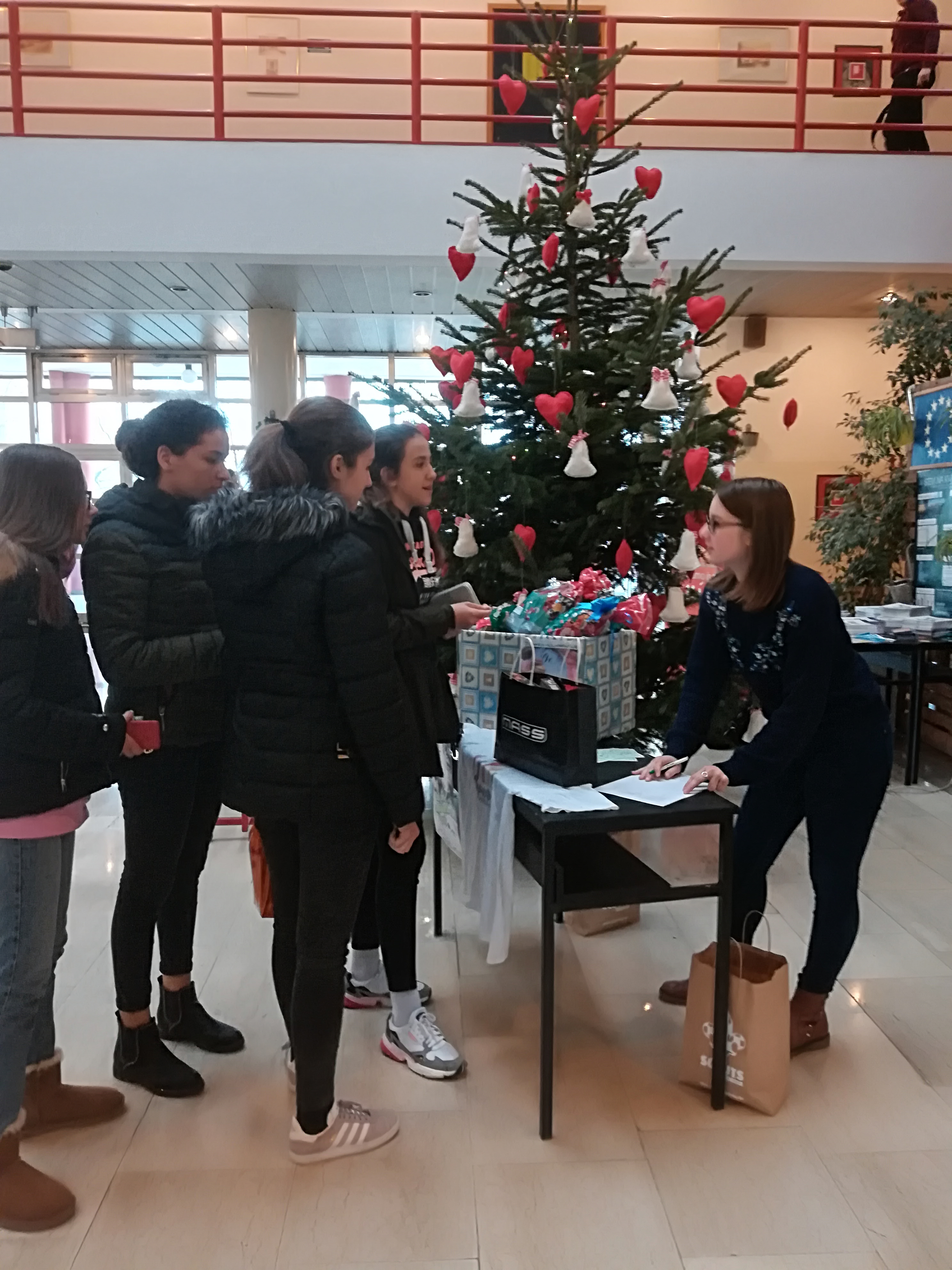 PRVA DARUJE DJECU CARITASA ZA SV.NIKOLU