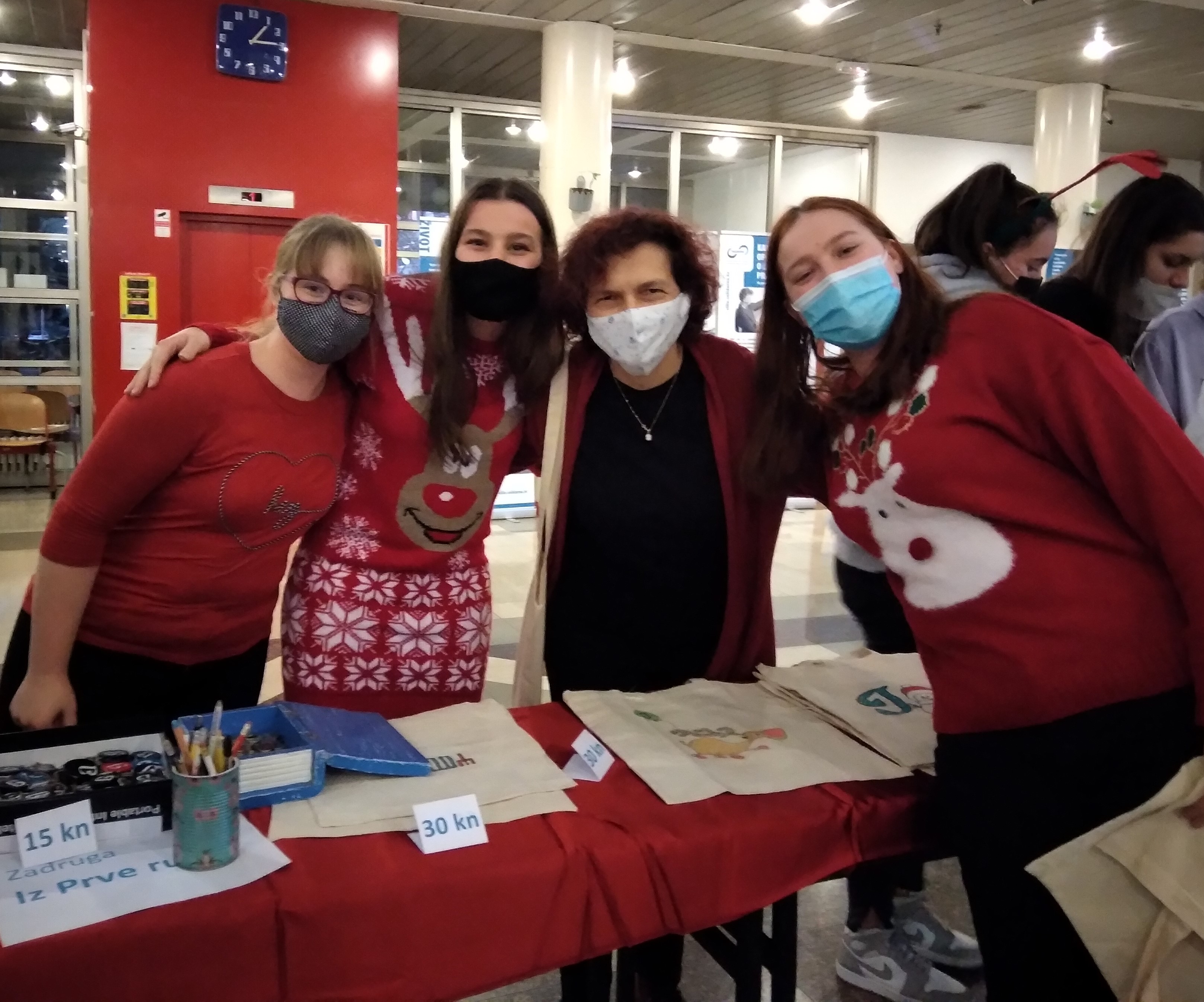 Prvi božićni sajam Zadruge I. gimnazije “Iz Prve ruke”