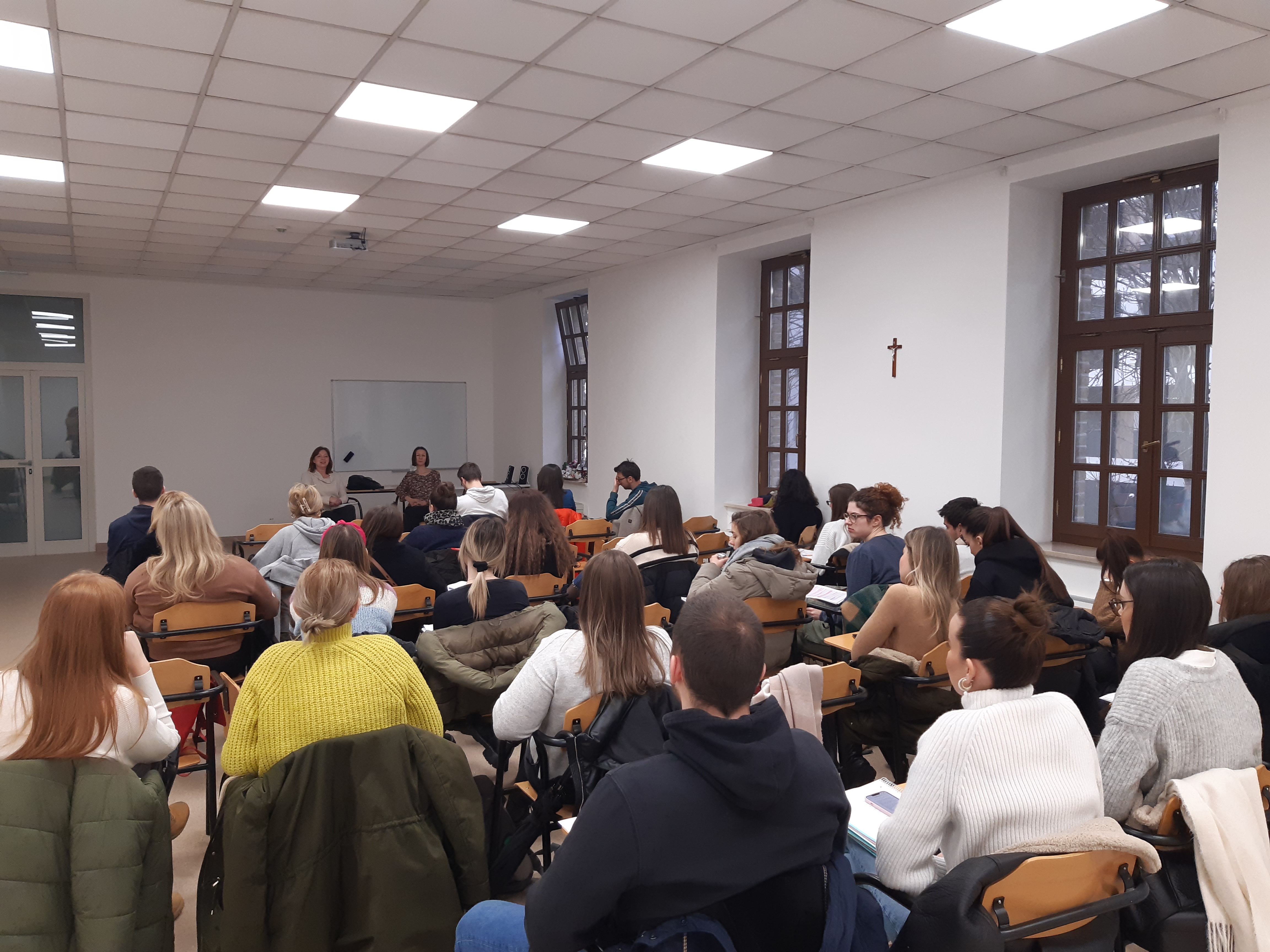 Psihologinje Prve sa studentima/icama psihologije HKS-a