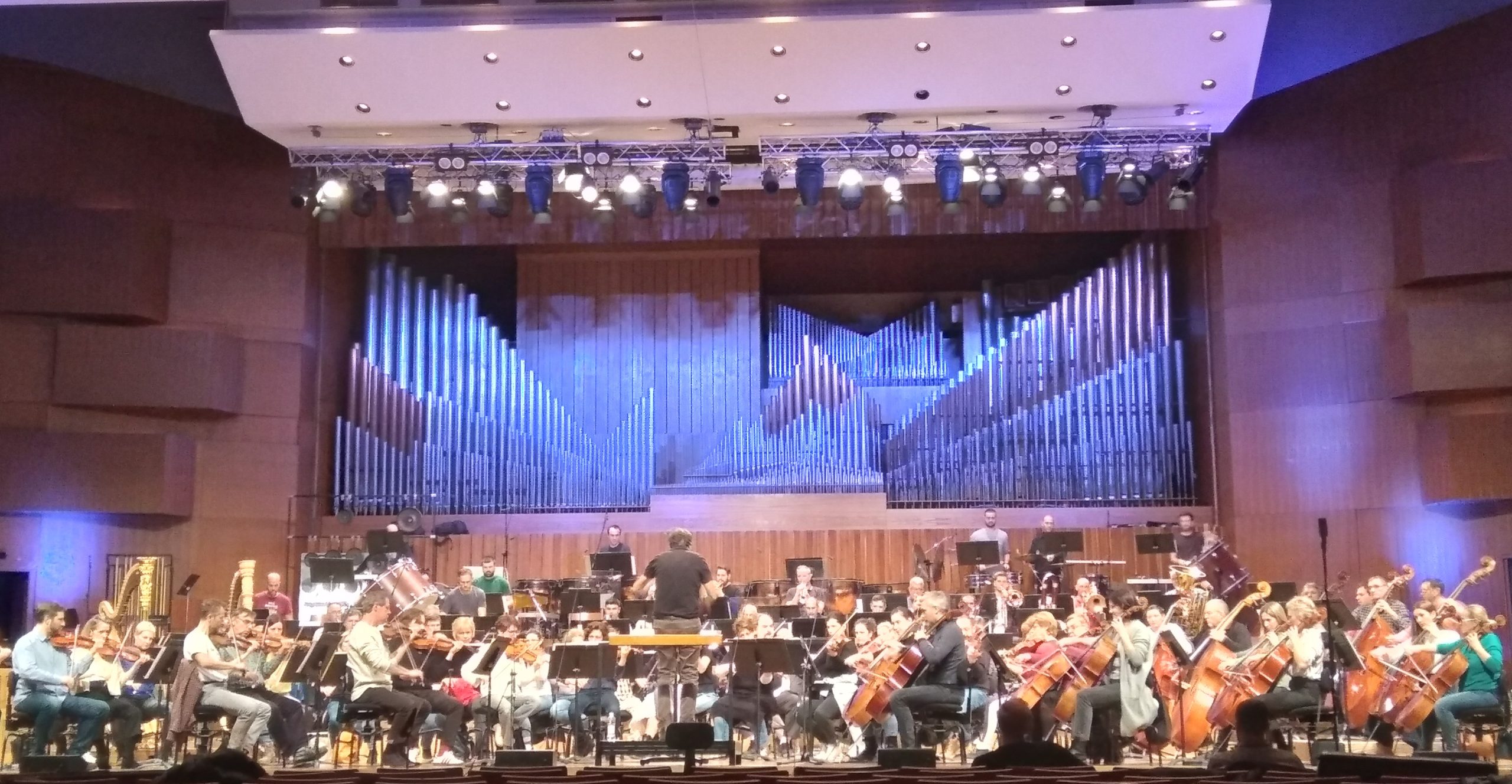 Učenici I. gimnazije sa skladateljem Alfijem Kabiljom u Lisinskom