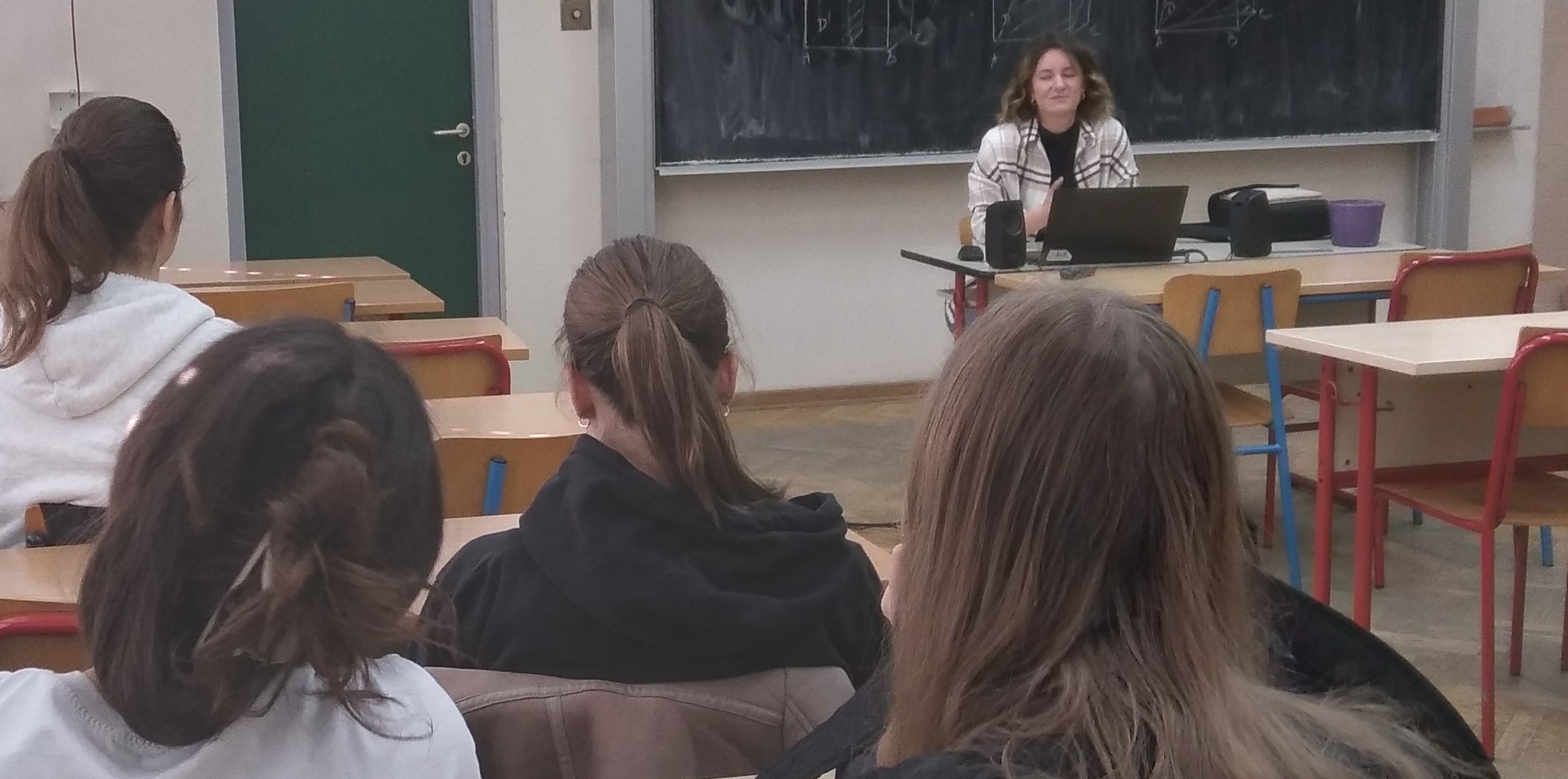 Učenice fakultativne psihologije uče o organizacijama civilnog društva