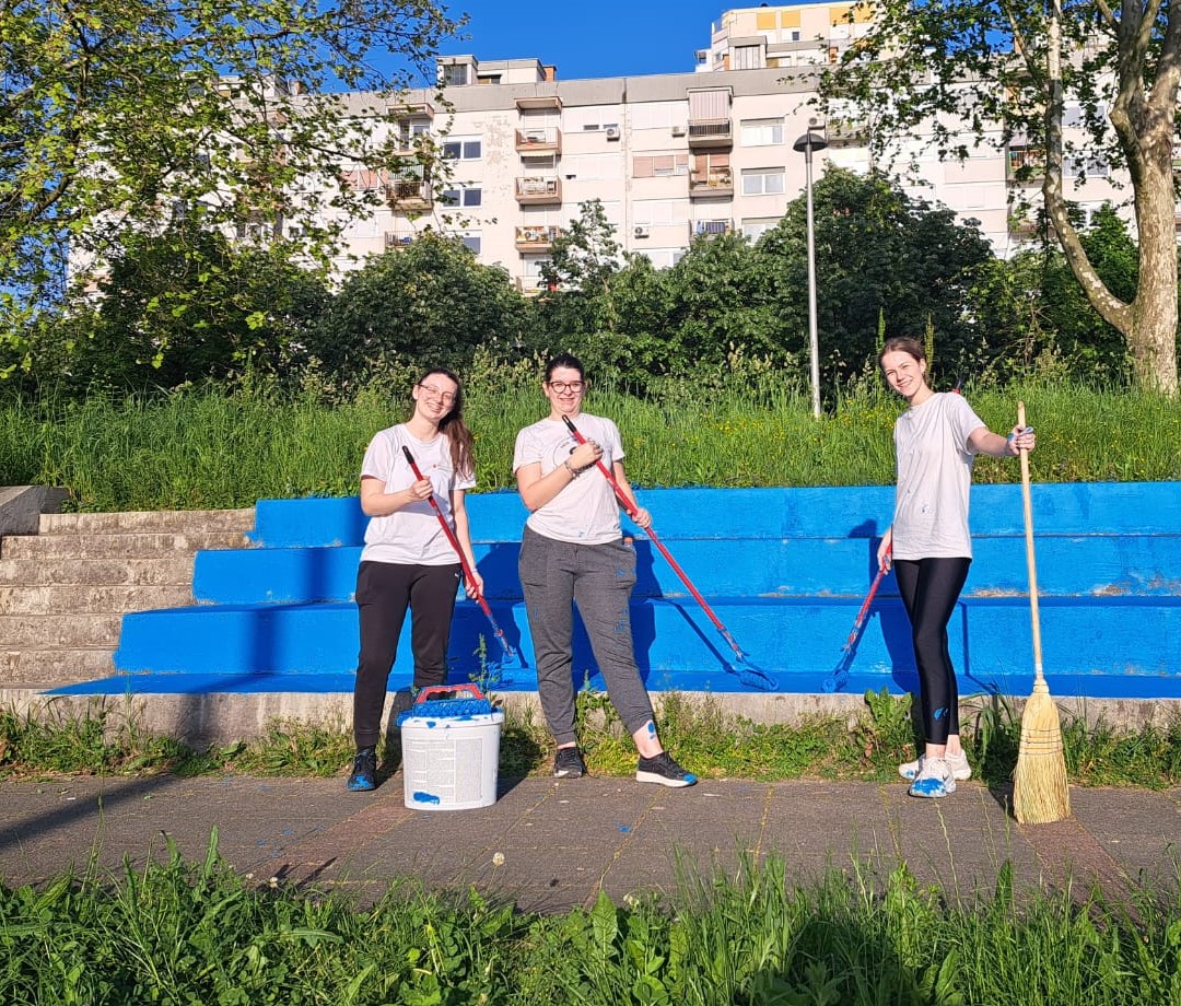 Volonterke Prve u akciji uređenja tribina školskog igrališta