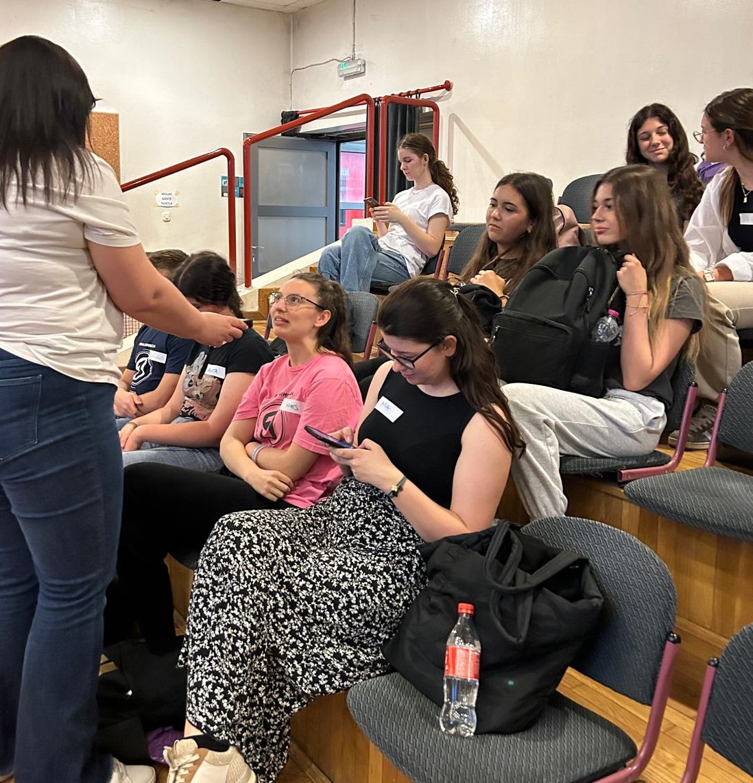 Volonteri/ke Prve u radio emisiji “Izvan okvira”