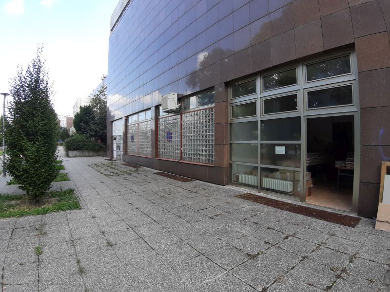 Podjela udžbenika i radnih bilježnica engleski i njemački napredni u vanjskoj učionici – prvi razredi i staklena veliki odmor!